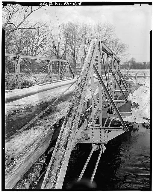 5. VIEW OF SOUTH TRUSS, SHOWING VERTICAL POSTS, BRACING,...