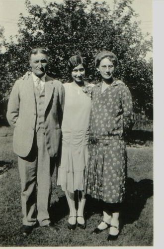 William, Alietha, & Millie (Siddles) Long, 1928