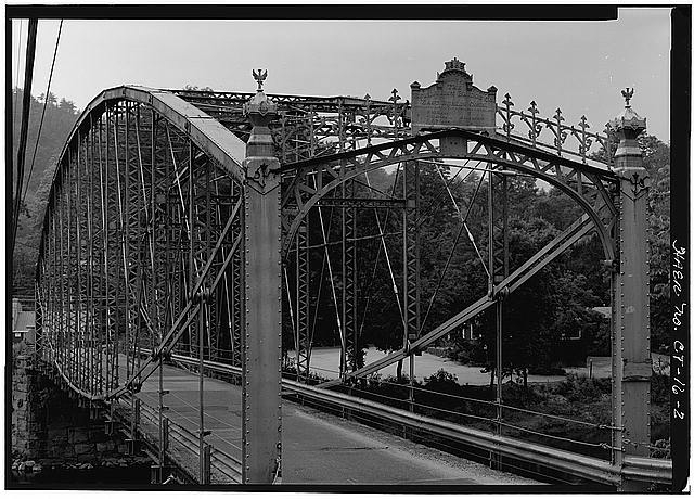 2. DETAIL 3/4 VIEW SHOWING BRIDGE PLATE AND PORTAL...