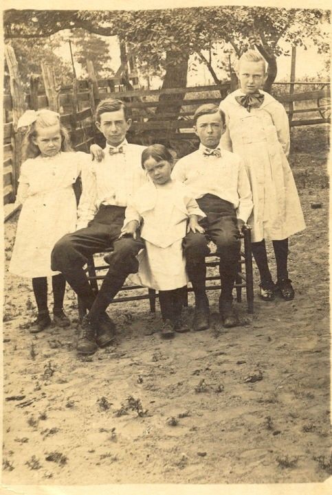 Unknown Lilley, Mims Or Thompson Family