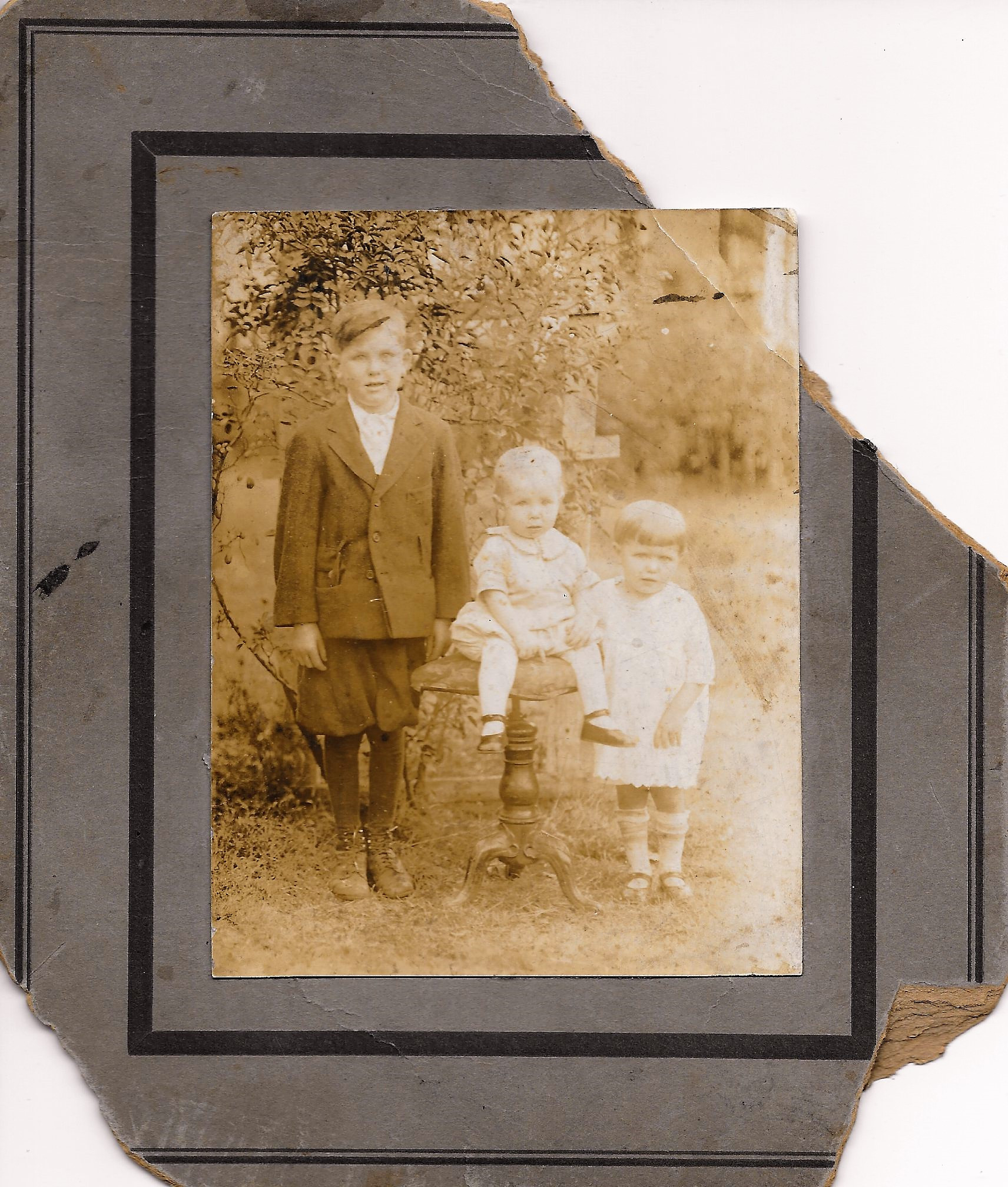 Picture from Father's information but cannot identify the people
