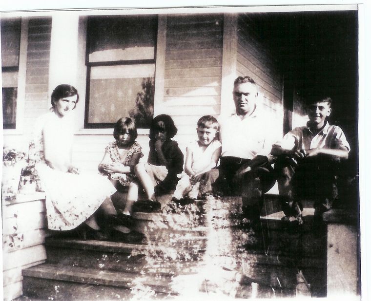 HERMAN AND DELLA DYER AT HOME