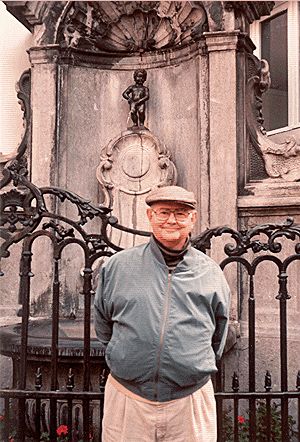 Fred Halkett in front of Brussel's Mannkin-Pis