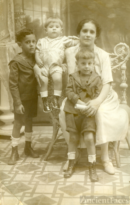 Maria Rogelia con sus primeros 3 hijos