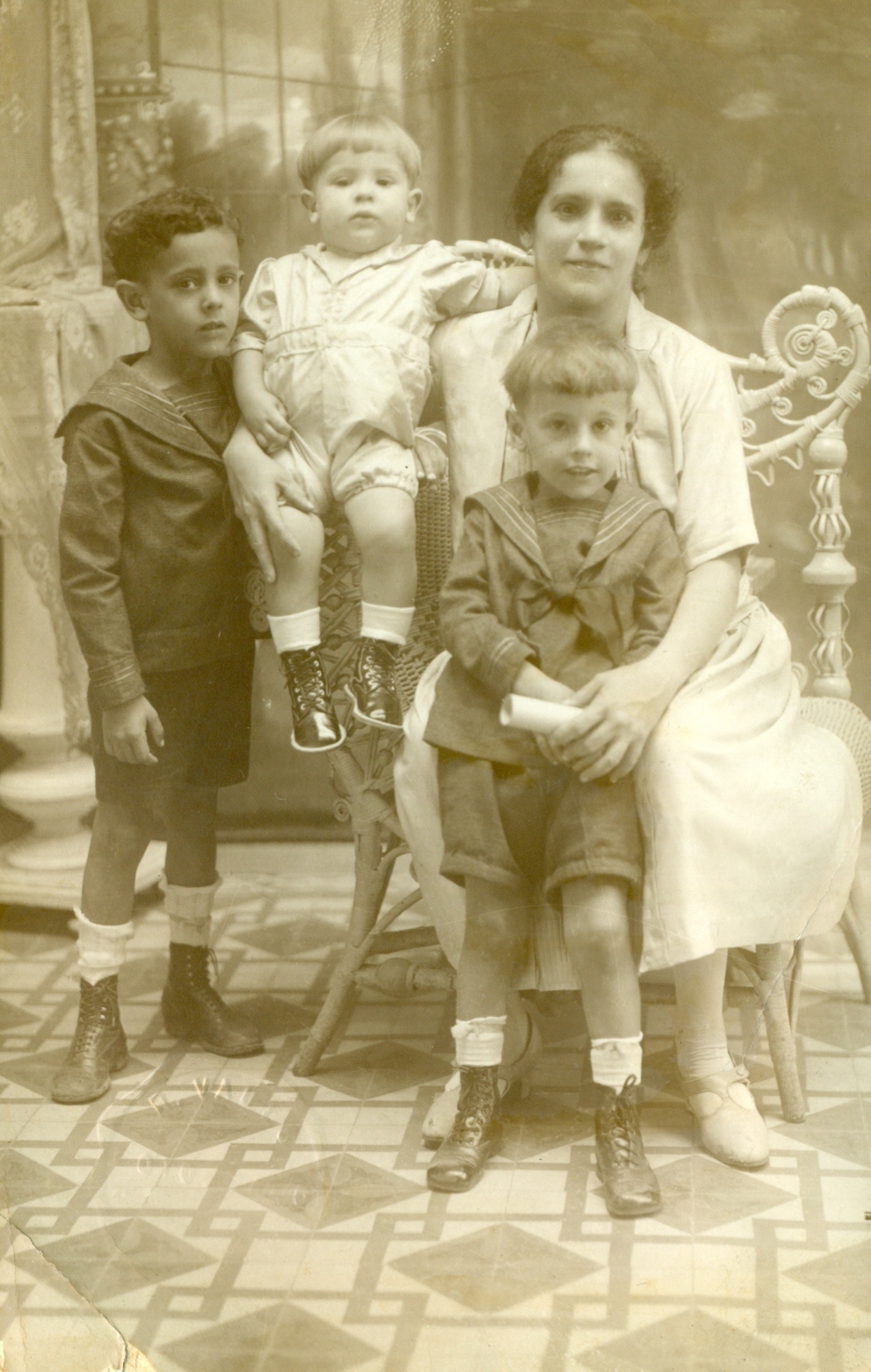 Maria Rogelia con sus primeros 3 hijos