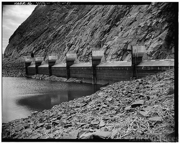 11. VIEW SHOWING SPILLWAY DRUM GATES - Tieton Dam, South...