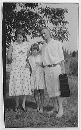 Visit to Ontario. Theodor, Fritzie and Norma Horydczak