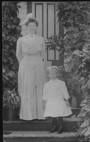 Lottie (Landerking) and Daughter