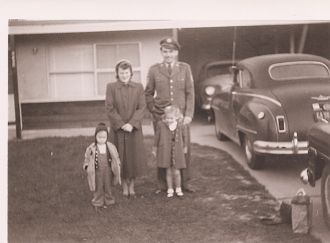 T/Sgt Cecil D Statzer Family at the John Hunt California residence 1953