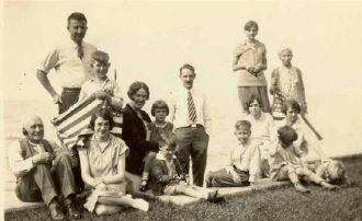 Eva Swarthart next to dad Leon Smith