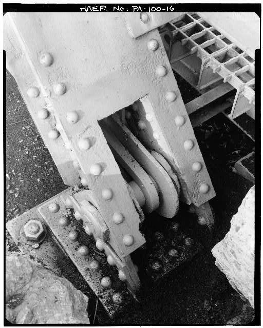 16. DETAIL VIEW OF BEARING AT PANEL POINT L0, SOUTH END...