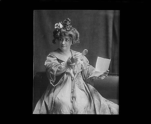 Portrait photograph of Minnie Maddern Fiske as Becky Sharp