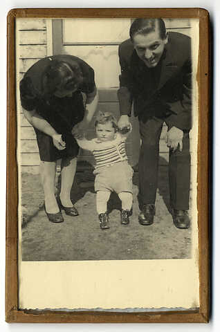 Little Gert with his parents 