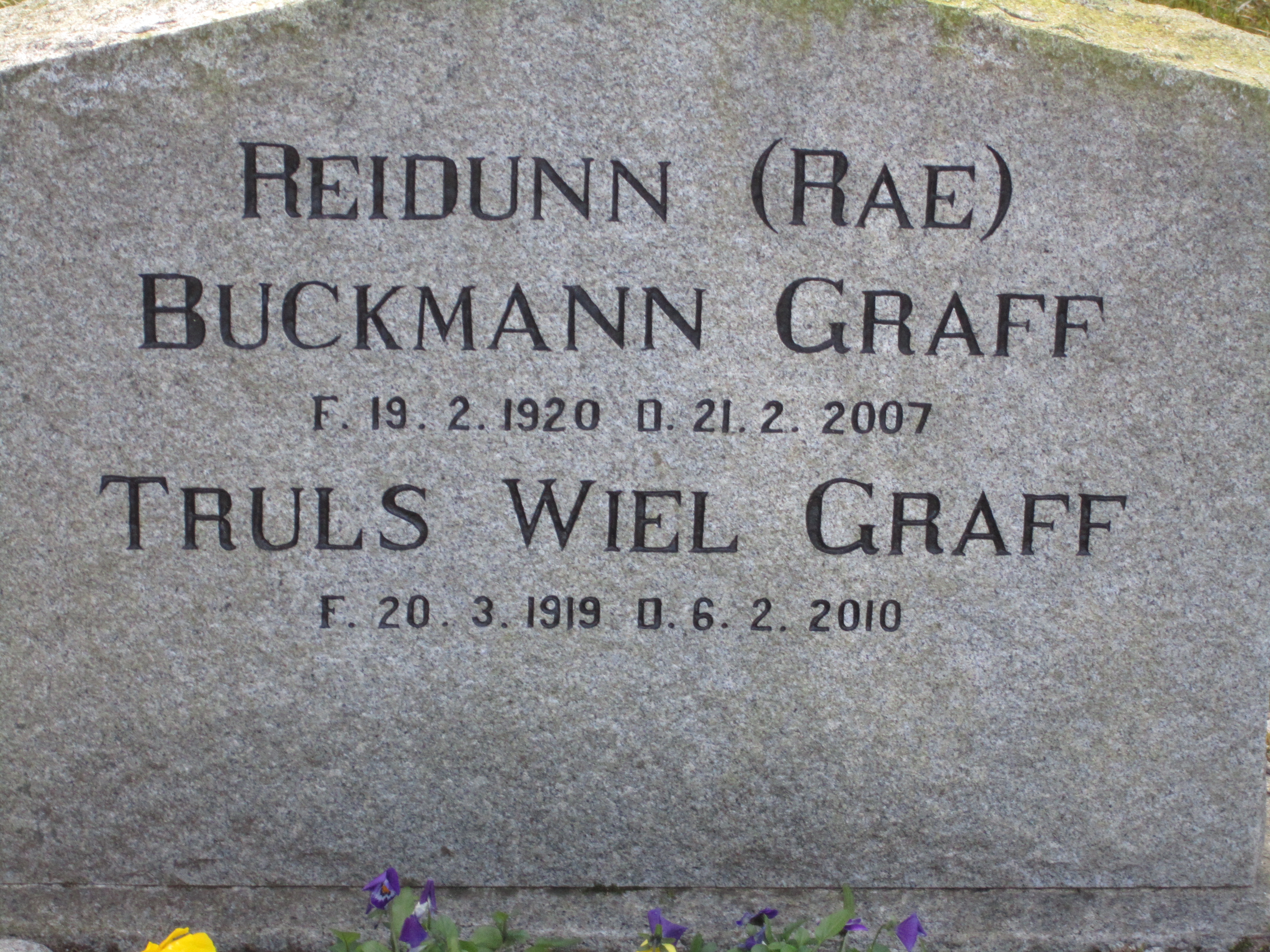 Reidunn & Truls Graff gravesite