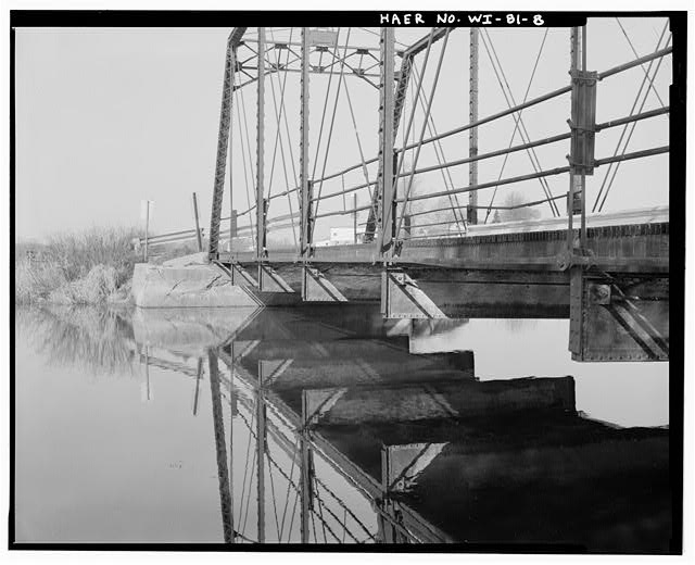 8. VIEW TO WEST. DECK BEAMS AND LOWER CHORD. - Meadow...