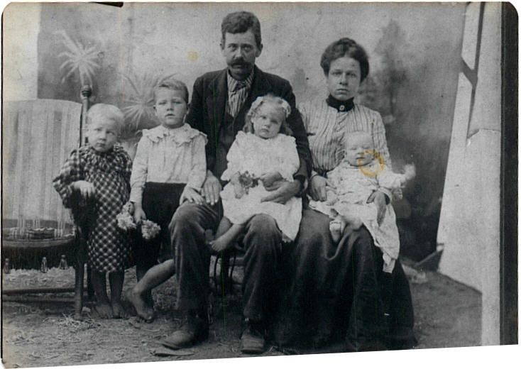 Willie & Ruth Gowder Family, 1902