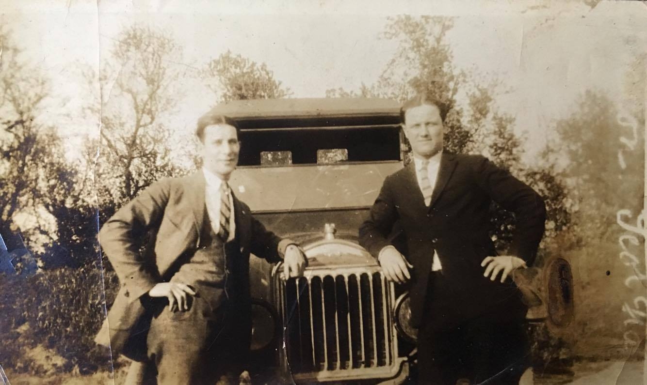 Unknown men, Old Car