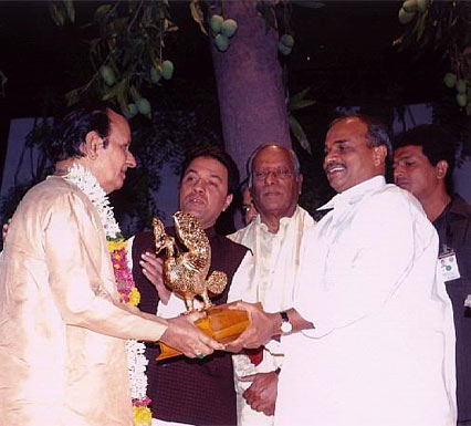 Dr.Y.S. Rajasekhara Reddy , Chief Minister of Andhra Pradesh felicitates Seshendra Sharma : 2005