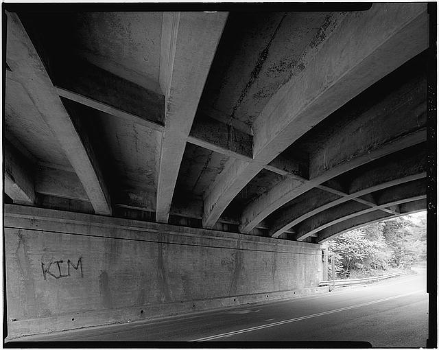5. VIEW OF WEST ABUTMENT, LOOKING WEST - Merritt Parkway,...