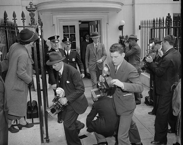 Lindbergh stymied by photographers