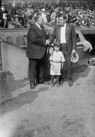 Babe Ruth, Bill Edwards, and mascot