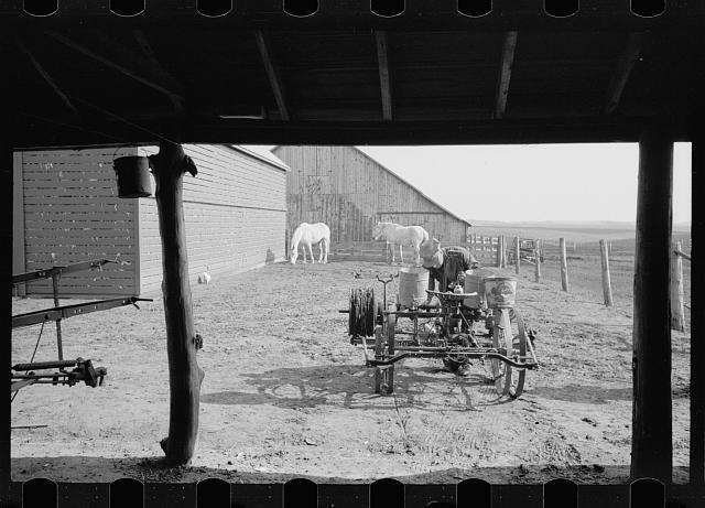 Oiling planter preparatory to corn planting, Jasper...