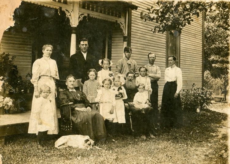 Tharp & Poorman family group 1909