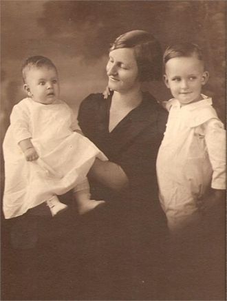 Beulah Willoughby Prickett with kids