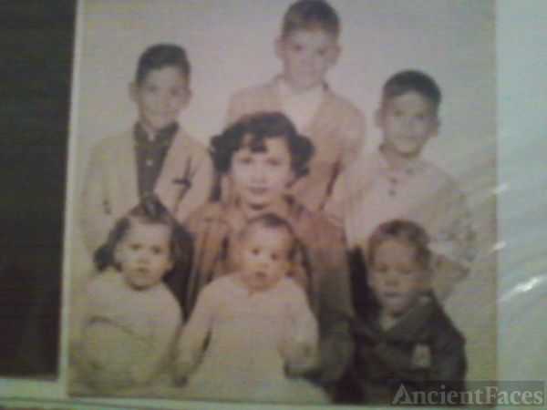 Maria Candelaria Rodriguez Rivera with 6 of her children
