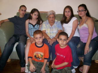 Mi madre con mis hijos y nietos