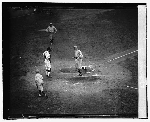 Jerry scores on home run in 4th inning of 1st game, 10/4/24