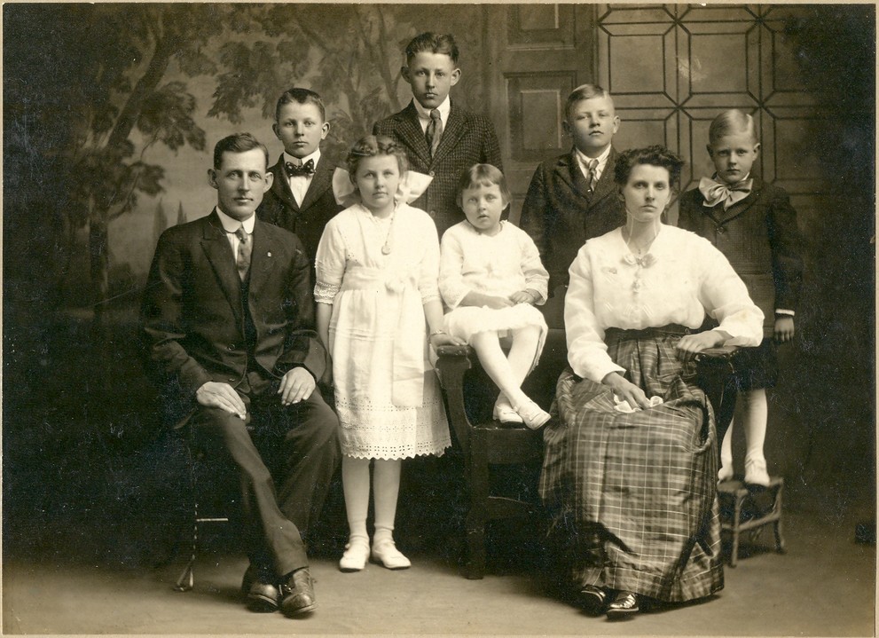 Lucion Otis Sparks family 1917