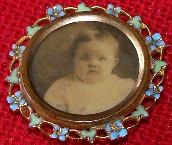 Mourning pin with unknown baby, Wisconsin