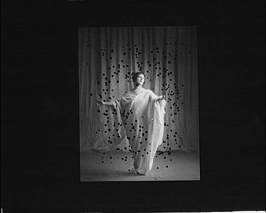 Isadora Duncan dancing