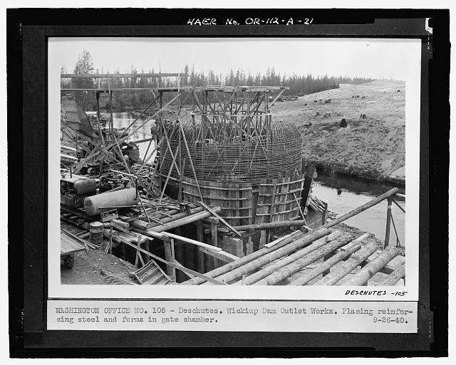 DESCHUTES. WICKIUP DAM OUTLET WORKS. PLACING REINFORCING...