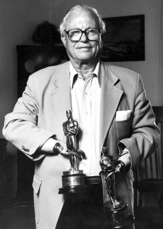Harold Russell with his Oscar.