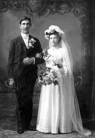 Henry and Magdalena (Robeck) Schmitz, 1904