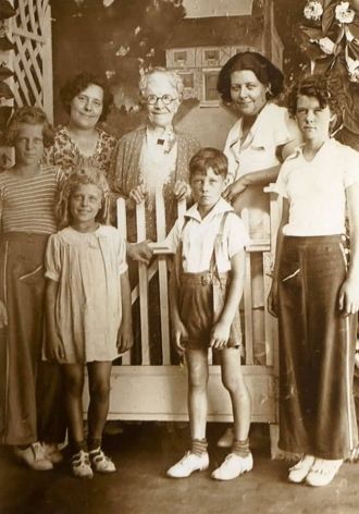 Viola Mindheim and family