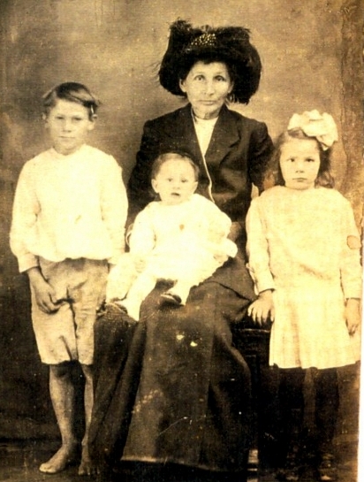 NANCY JANE ALLEY WOMACK WITH CHILDREN