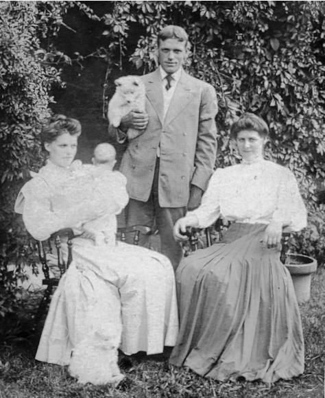 Augusta Vilhelmina Cederqvist with unknown family.