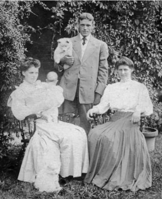 Augusta Vilhelmina Cederqvist with unknown family.