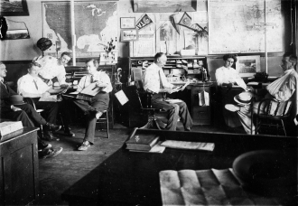 Busy office in 1911