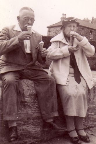 My paternal grandparents, Harry John BARFOOT & Marie (nee POOLE)