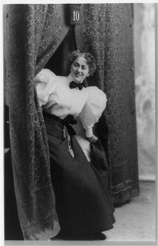 [Edna Wallace Hopper, full-length portrait, seated on...