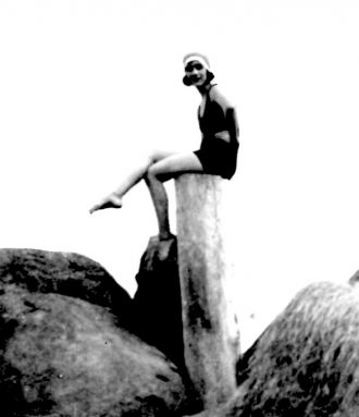 Unknown Girl, beach
