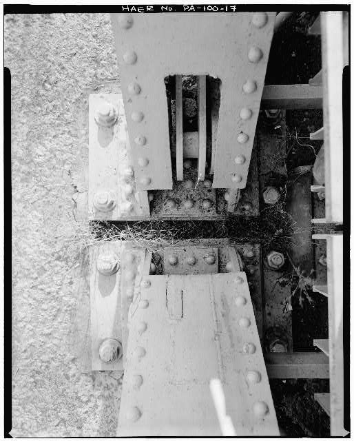 17. DETAIL VIEW OF BEARINGS AT PANEL POINT L0, PIER 1 -...
