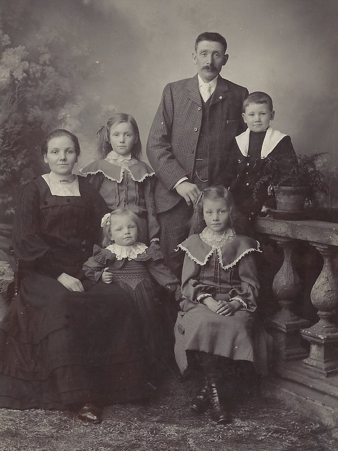The Strachan Family from New Pitsligo, c1905