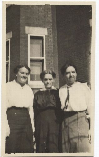 Lady in Middle Mary Campbell ?