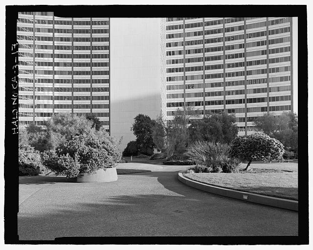 DETAIL VIEW OF CENTER PLAZA AND PLANTINGS. KAISER CENTER...