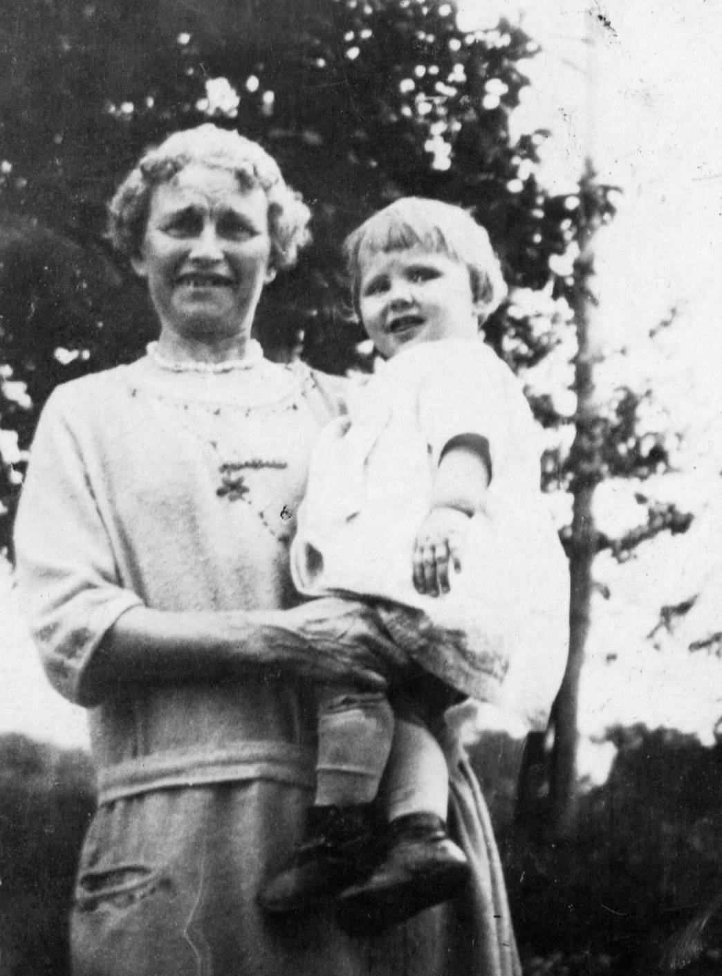Eva Caroline (Smith) Smith and grandchild